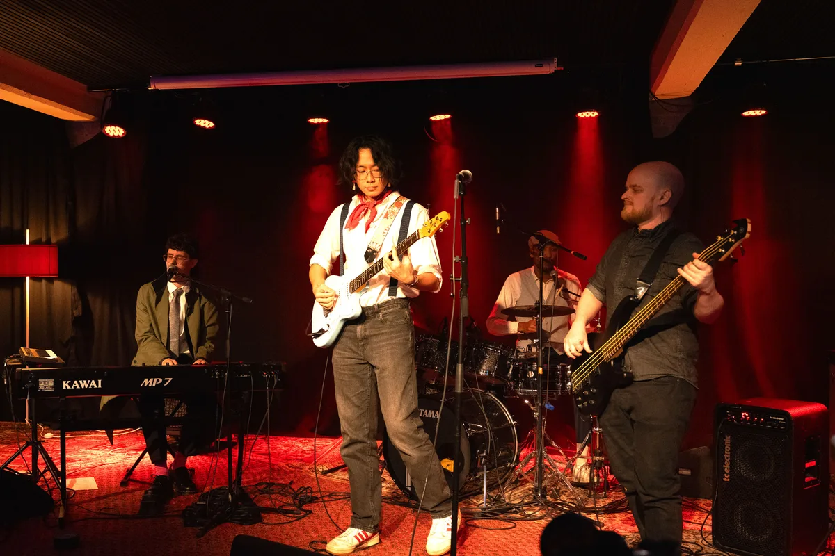 Die vier Bandmitglieder auf der Bühne.